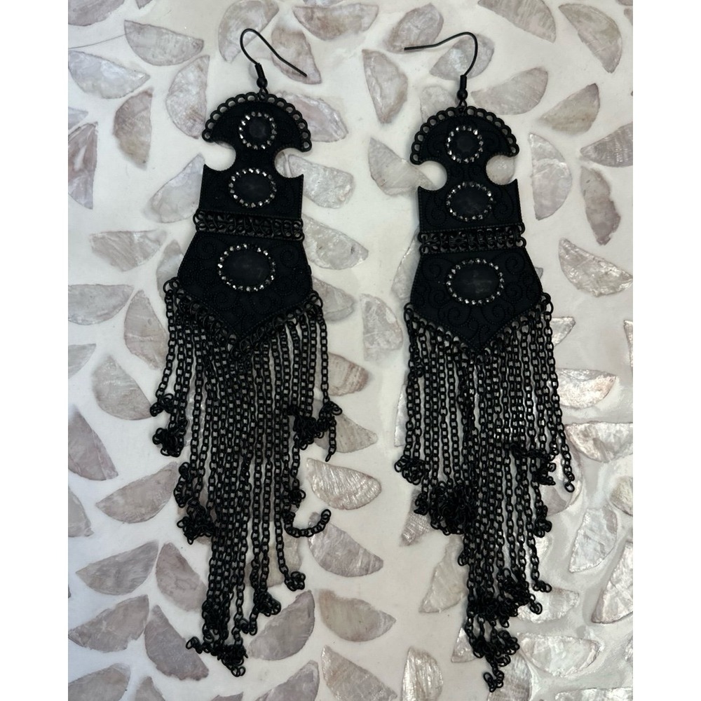 Gothic- style matte black statement earrings‎